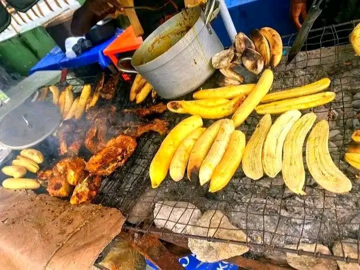 whiitetyger's tweet image. Foreigner visits and enters a Bole Joint to have a taste of an Ijaw delicacy in Bayelsa.