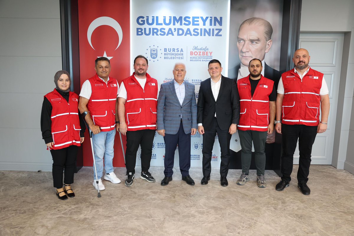 Kızılay Osmangazi Şubesi olarak, Bursa Büyükşehir Belediye Başkanı Sayın Mustafa Bozbey’i ziyaret ettik. Gerçekleştirdiğimiz buluşmada, ileride hayata geçirmeyi planladığımız projeler üzerine istişarede bulunduk. misafirperverliği için kendilerine teşekkür ederiz.