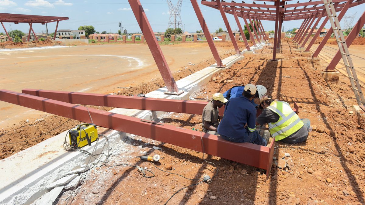 JDA_joburg's tweet image. 🏟️ #ChrisHaniSportsComplex | Investing in Active, Healthy Communities 🏃🏽♀️🏀
The revitalisation of the Chris Hani Sports Complex by the @JDA_Joburg is transforming this iconic facility into a vibrant hub for recreation, youth development, and community pride in Orange Farm. 🙌…