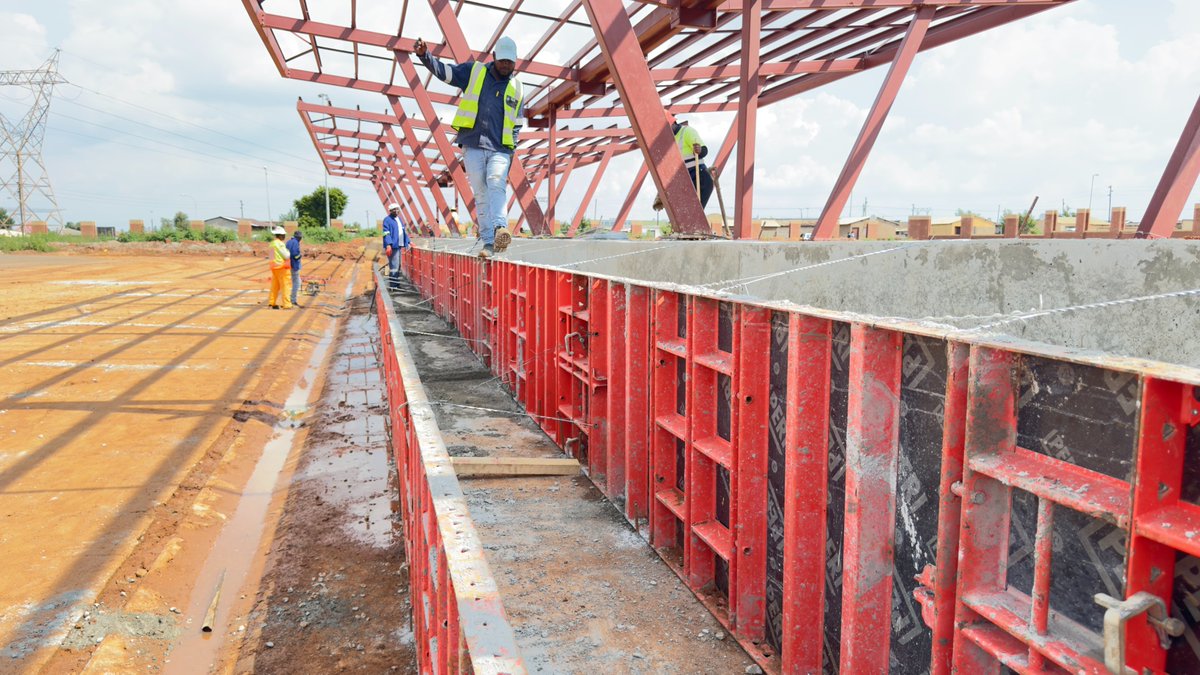JDA_joburg's tweet image. 🏟️ #ChrisHaniSportsComplex | Investing in Active, Healthy Communities 🏃🏽♀️🏀
The revitalisation of the Chris Hani Sports Complex by the @JDA_Joburg is transforming this iconic facility into a vibrant hub for recreation, youth development, and community pride in Orange Farm. 🙌…