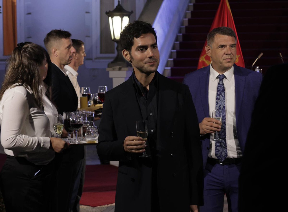 Na svečanom prijemu u rezidenciji na Cetinju, povodom 13. Jula - Dana državnosti Crne Gore, poseban značaj dat je prisustvu svjetski priznatog crnogorskog umjetnika Miloša Karadaglića, koji je, prema protokolarnoj praksi, stigao posljednji, čime je simbolično označen kao počasni