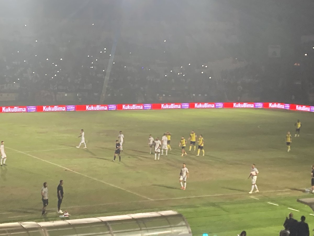 bbcoxfordsport's tweet image. LIGHTS OUT: Floodlight problems at the stadium in Bandung cause a stoppage early in the #OUFC game.