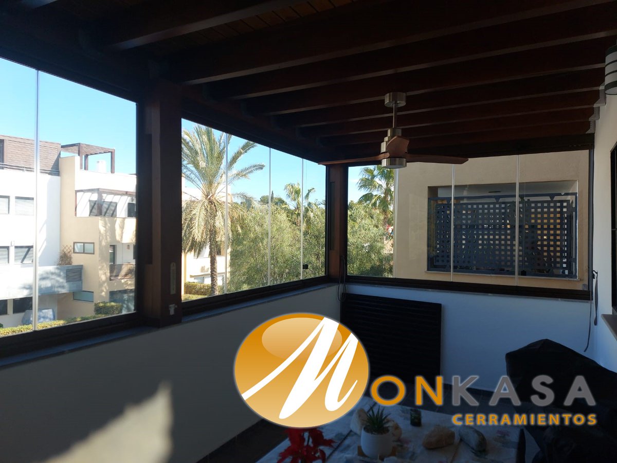 ¡Hola a todos! ☀️ ¿Qué tal lleváis el verano?

¿Sabías que las cortinas de cristal te ofrecen una visión amplia y permiten que el aire acondicionado no se escape al exterior? Además, son una barrera eficaz para soportar las altas temperaturas y mantener tu espacio cómodo.