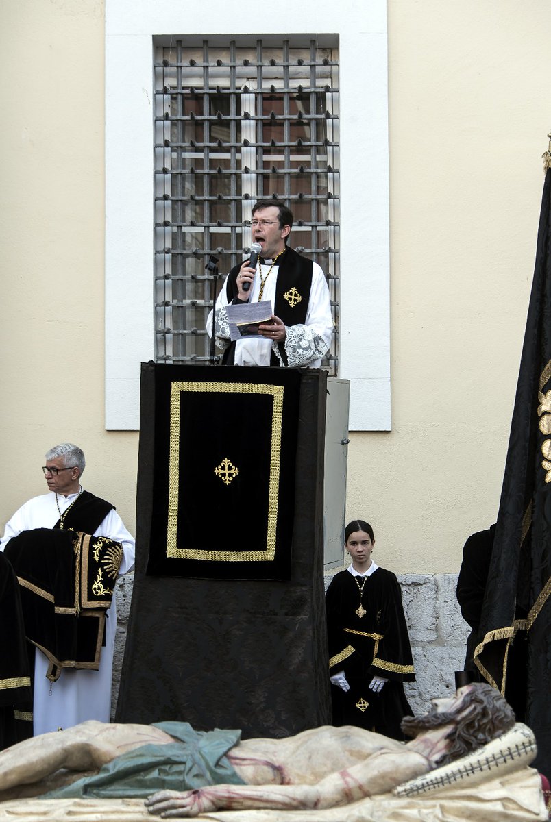 Junta de Cofradías de Semana Santa (@jcssvall) on Twitter photo El Santo Entierro.
📷 Chema Concellon El Santo Entierro.
📷 Chema Concellon