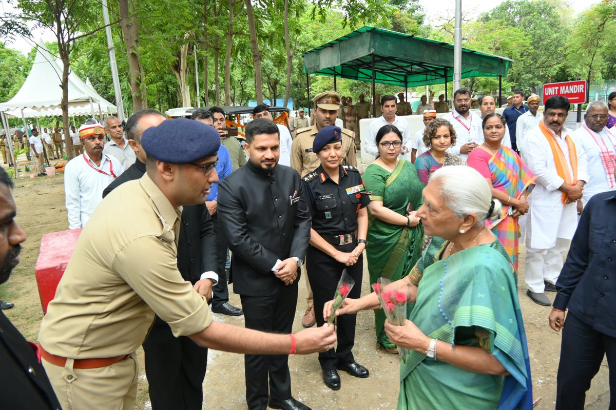 Plantation program at Barabanki by Honble. Governor ma’am
#एक_पेड़_माँ_के_नाम 
#UPPolice