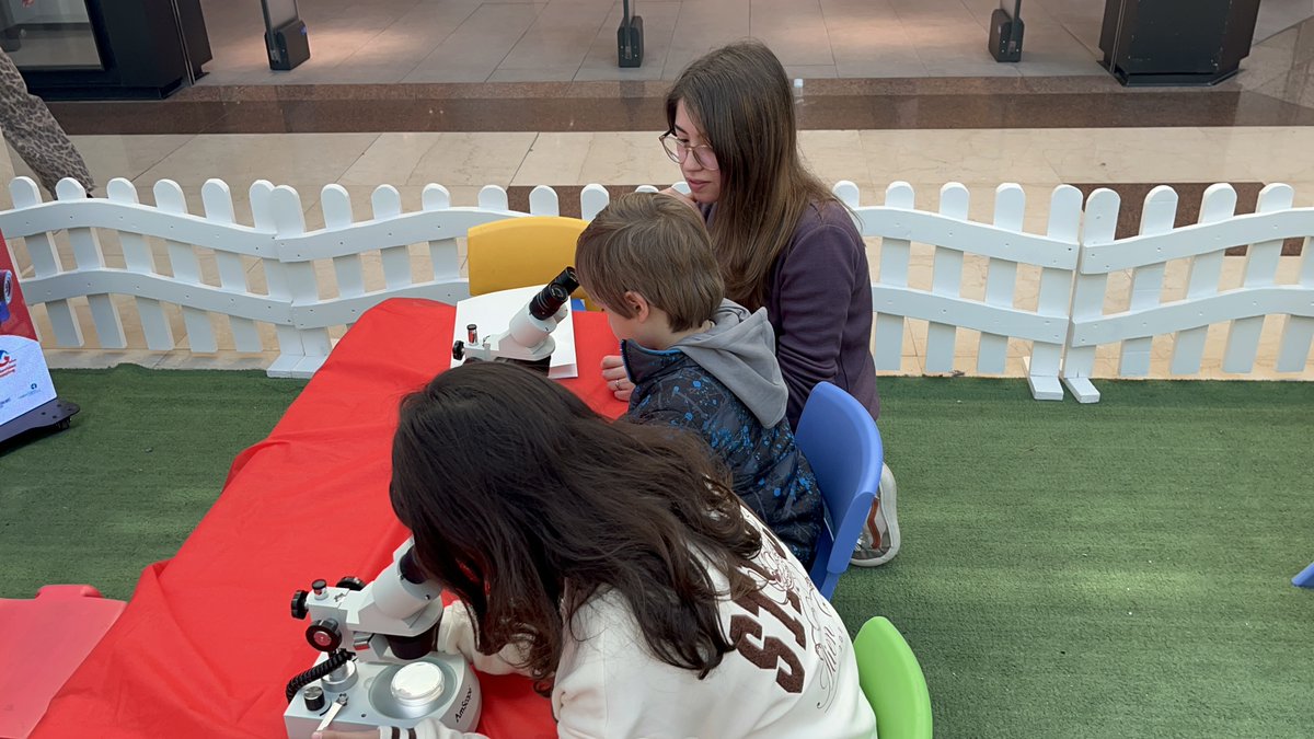 IPMontevideo's tweet image. 🐛 Este miércoles estuvimos en el @mvdshopping con la actividad "¿En qué nos parecemos humanos y gusanos?", con investigadores/as del Laboratorio de Biología de Gusanos del instituto.
👏 ¡Niñas y niños se acercaron a aprender sobre este animal, a verlos en la lupa y a dibujar!