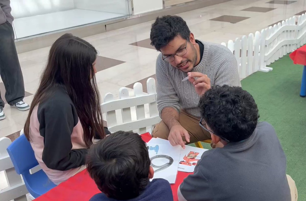 IPMontevideo's tweet image. 🐛 Este miércoles estuvimos en el @mvdshopping con la actividad "¿En qué nos parecemos humanos y gusanos?", con investigadores/as del Laboratorio de Biología de Gusanos del instituto.
👏 ¡Niñas y niños se acercaron a aprender sobre este animal, a verlos en la lupa y a dibujar!