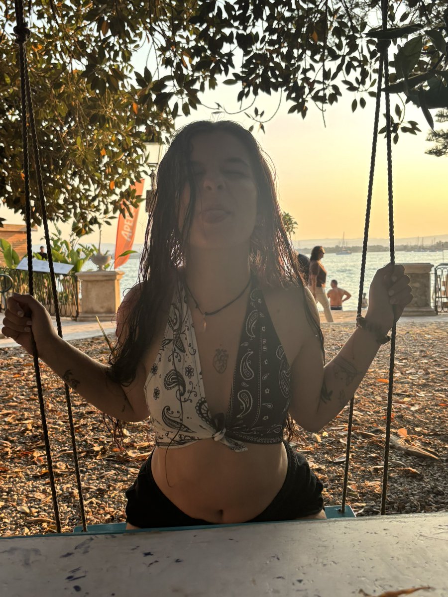 inna is a lonely bitch 🪄 tweet media
