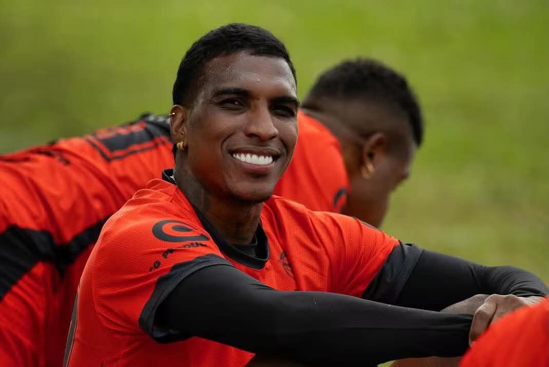 El delantero Johan Arango se ofreció al América de la siguiente manera:

•Sueldo base de: $5.000.000 pesos
•Valor por cada gol: $800.000 pesos
•Sequía de gol en un mes: no cobra ese mes ($0)
•Dejar un título a la institución: $80 millones de pesos 

Que opinas?