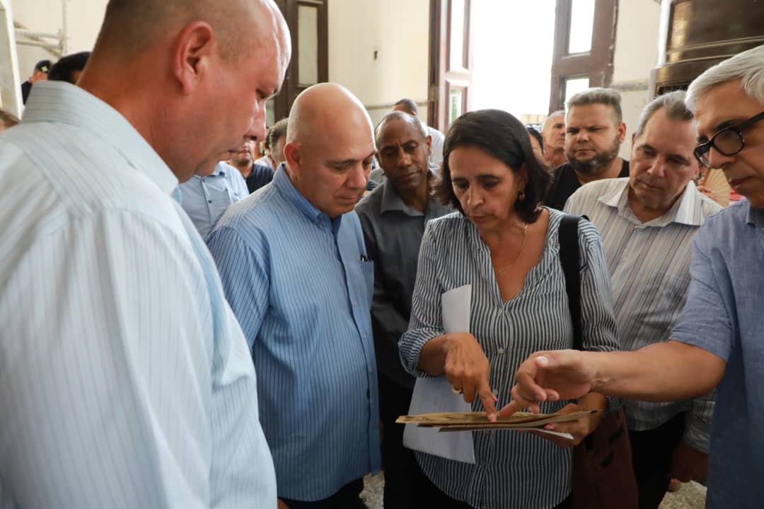 Partido Comunista de Cuba (@partidopcc) on Twitter photo Como parte de su vista a #CiegoDeÁvila <a href="/DrRobertoMOjeda/">Dr. Roberto Morales Ojeda</a> recorrió nuevos lugares y regresó al teatro Principal donde destacó las labores ejecutadas por su calidad y el respeto a los valores patrimoniales de este inmueble. #LaLuchaNoHaCesado Como parte de su vista a #CiegoDeÁvila <a href="/DrRobertoMOjeda/">Dr. Roberto Morales Ojeda</a> recorrió nuevos lugares y regresó al teatro Principal donde destacó las labores ejecutadas por su calidad y el respeto a los valores patrimoniales de este inmueble. #LaLuchaNoHaCesado