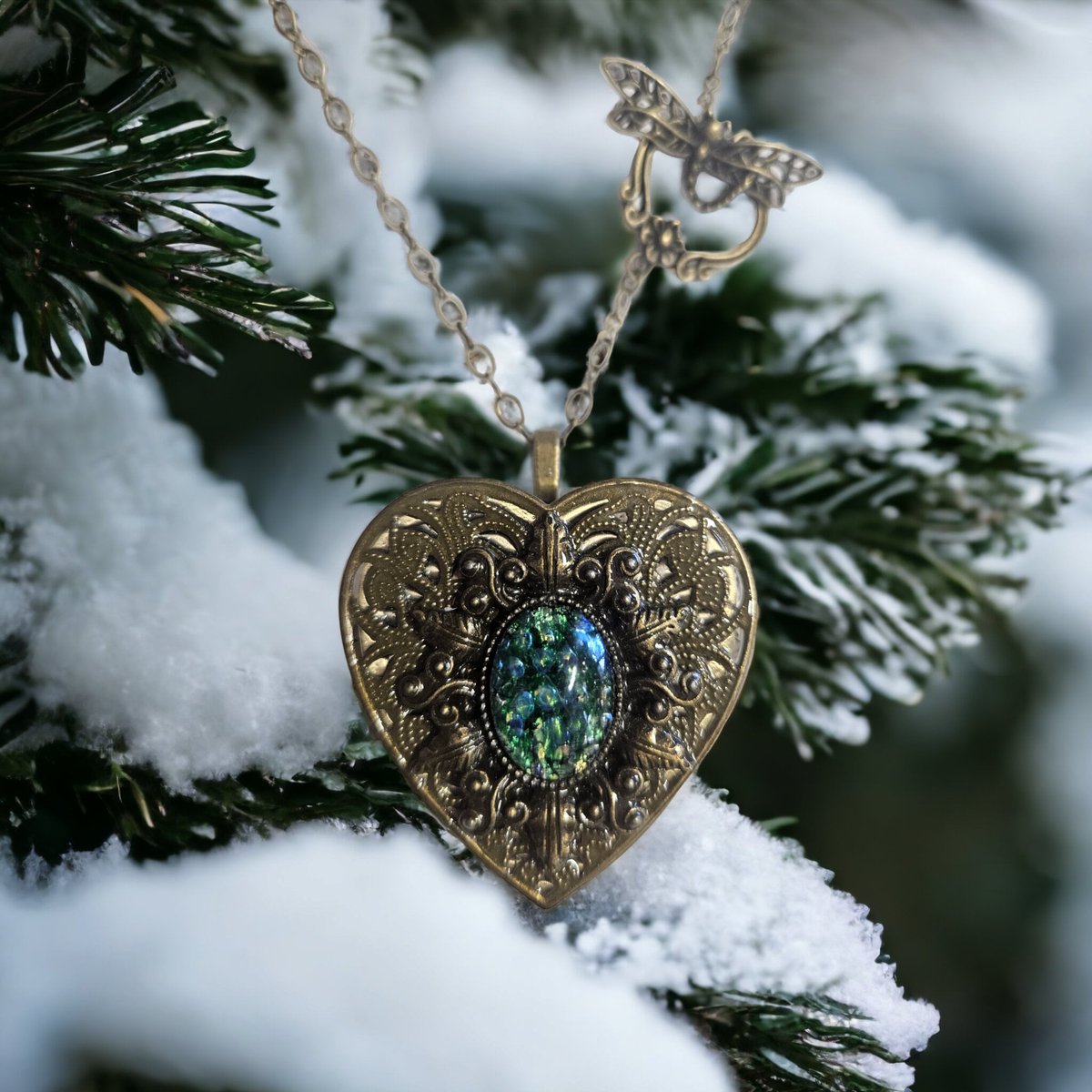 Experience the magic of melody with our Green Emerald Glass Opal Music Box Locket. At just $100, cherish your memories in style. Shop now! #MusicBox #VintageJewelry

 Shop Now charsfavoritethings.com/products/1gree…