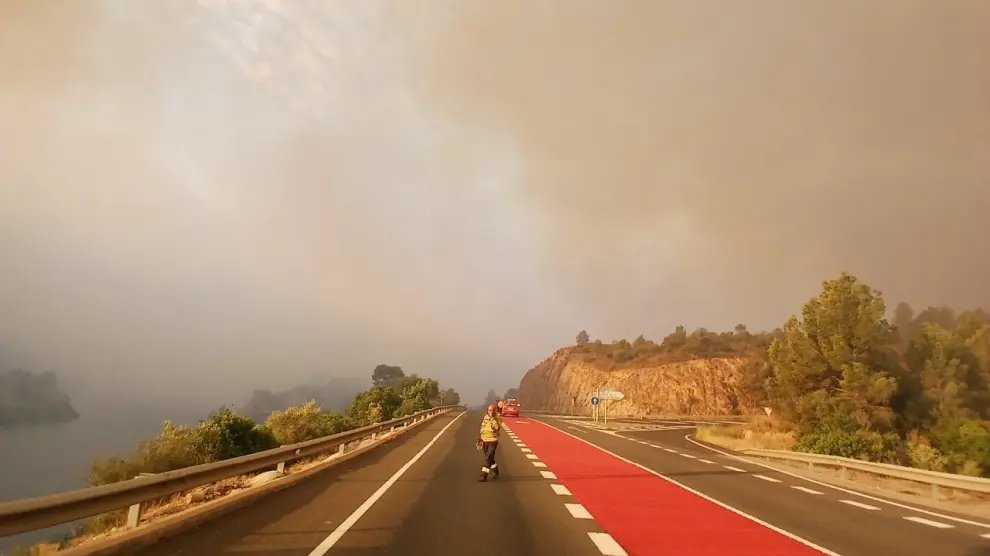 ESPAÑA: Muere un bombero al caer por un barranco en la extinción del incendio de Tarragona