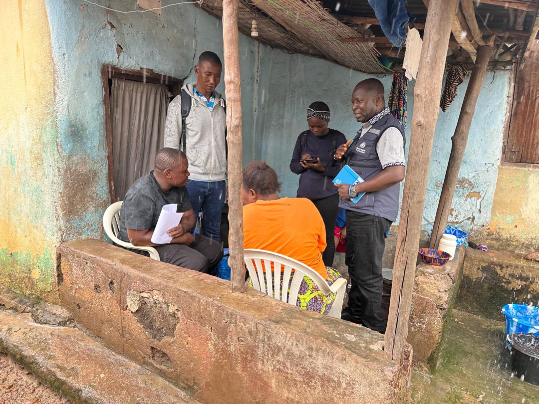 WHOSierraLeone's tweet image. WHO supervisor teams are on the ground! Working alongside national and district teams, they’ve joined door-to-door Mpox sensitization activities across communities, including homes with confirmed cases. These efforts aim to stop the spread through education and early action.