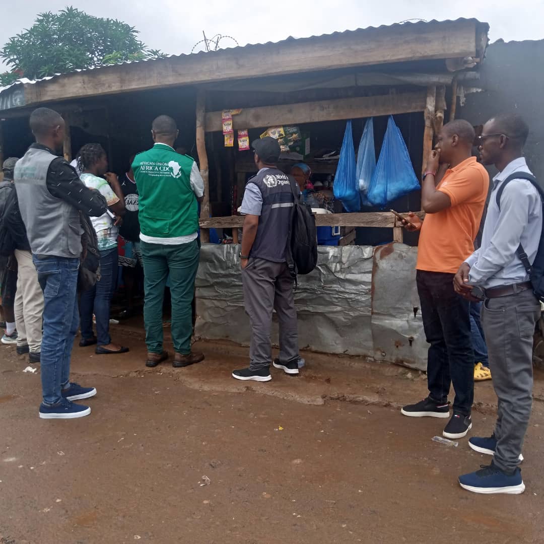 WHOSierraLeone's tweet image. WHO supervisor teams are on the ground! Working alongside national and district teams, they’ve joined door-to-door Mpox sensitization activities across communities, including homes with confirmed cases. These efforts aim to stop the spread through education and early action.