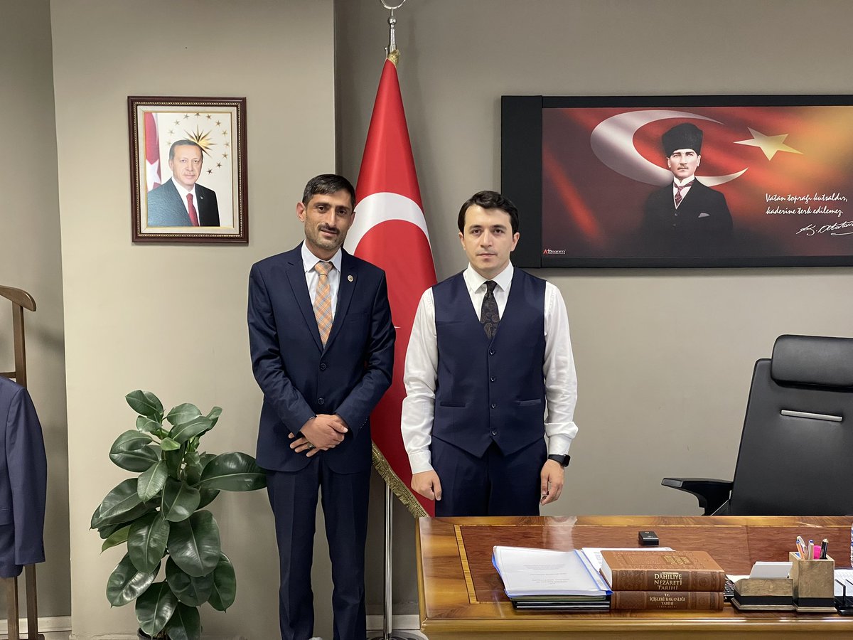 📍Kaymakamlık Makamı

Tekman Noteri Dilek AKŞİT, Tekman Ziraat odası Genel Sekreteri ve Süt Birliği Yönetim Kurulu Başkanı Muhlis TURAN, Kaymakamımız Sayın Hüseyin DEMİRKOL'a hayırlı olsun ziyaretinde bulundular.