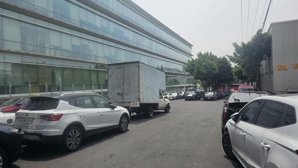 Buenas tardes <a href="/ClaraBrugadaM/">Clara Brugada Molina</a> <a href="/seguridad/">seguridad</a> <a href="/SSC_CDMX/">SSC CDMX</a> <a href="/UCS_GCDMX/">Unidad de Contacto del Secretario SSC CDMX</a> <a href="/Alcaldia_Coy/">Alcaldía de Coyoacán</a> <a href="/giogutierrezag/">Giovani Gutiérrez</a> <a href="/PabloVazC/">Pablo Vázquez Camacho</a> #TransitoGT 
CALLE DE PRADERAS (ENTRE LA BARRANCA E INSURGENTES).
ESTO ES DIARIO!!!
Hoy hasta una unidad de protección federal está mal estacionado....