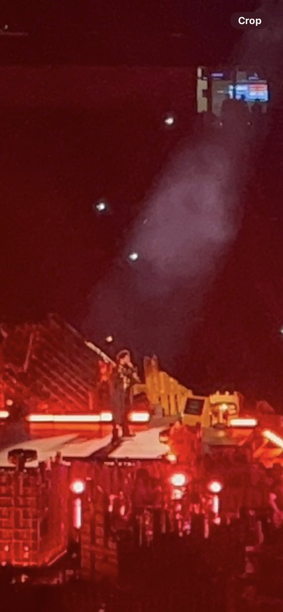 lisaa711a's tweet image. Im so sad i didnt get merch 😞 specifically the jersey 😭😭 BUT I SAW ABELLLL @theweeknd  this pic is funny but i could actually see him well it’s just the zoom didn’t do me any good💔