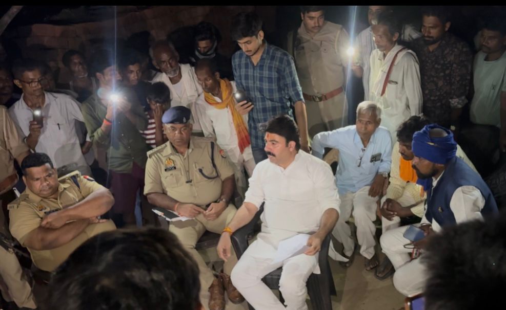 shalabhmani's tweet photo. देवरिया के सकरापार में श्री परमहंस प्रसाद जी की हत्या की बेहद दुर्भाग्यपूर्ण घटना की जानकारी मिलने पर आज पीड़ित परिवार से भेंट कर उन्हें संबल दिया, मौके पर पुलिस के वरिष्ठ अधिकारियों को बुला उन्हें कार्रवाई के निर्देश दिए, इस दौरान प्रशासन को पीड़ितों की हरसंभव सहायता के लिए भी कहा, माननीय मुख्यमंत्री श्री MYogiAdityanath जी की सरकार समाज के कमजोर तबके के प्रति बेहद संवेदनशील है, माननीय मुख्यमंत्री जी ने घटना में दोषियों के विरूद्ध कार्रवाई के आदेश दिए हैं। इस दौरान अनुसूचित मोर्चा जिलाध्यक्ष श्री राजन सोनकर जी, श्री दिनेश प्रसाद जी, डॉ रामप्यारे प्रसाद जी, श्री सोनू प्रसाद जी, श्री संदीप भारती जी, श्री जोखन प्रसाद जी, श्री संजय जी, श्री जितेंद्र सिंह सैंथवार जी, श्री दुर्गेश सिंह सैंथवार जी, श्री बृजेश गुप्ता जी, श्री अमित त्रिपाठी जी आदि प्रमुख रूप से उपस्थित रहे।