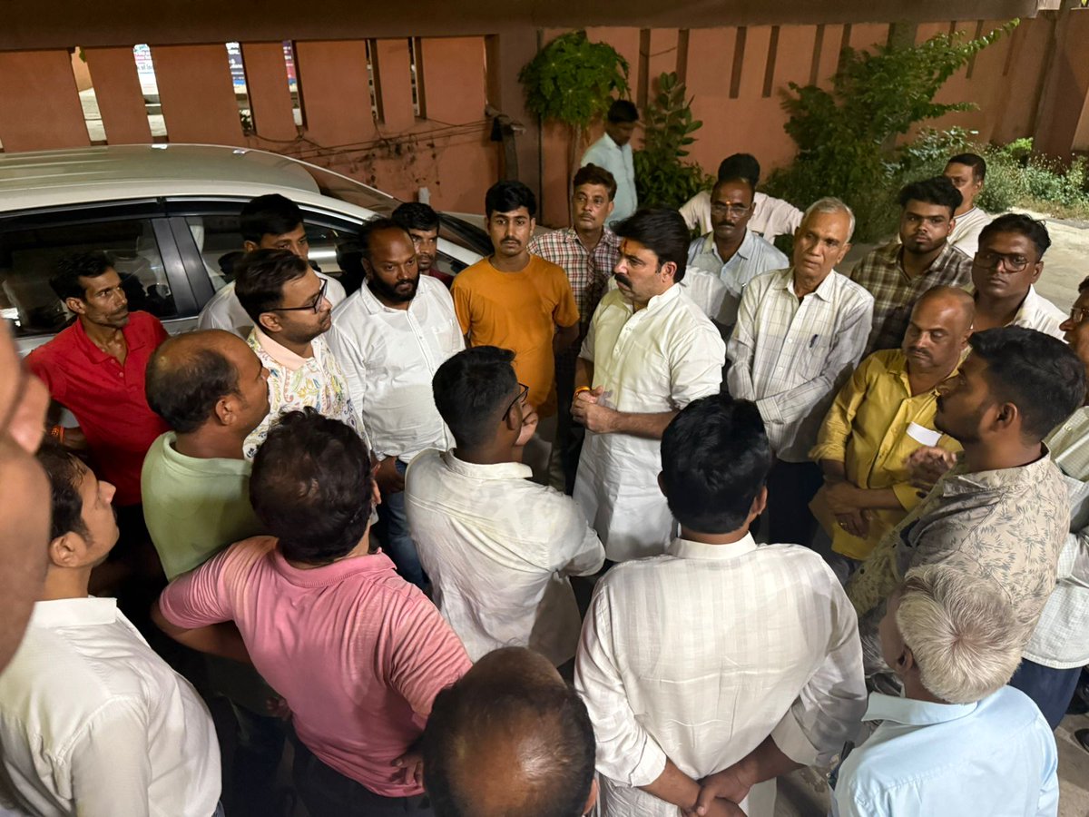 shalabhmani's tweet photo. देवरिया के सकरापार में श्री परमहंस प्रसाद जी की हत्या की बेहद दुर्भाग्यपूर्ण घटना की जानकारी मिलने पर आज पीड़ित परिवार से भेंट कर उन्हें संबल दिया, मौके पर पुलिस के वरिष्ठ अधिकारियों को बुला उन्हें कार्रवाई के निर्देश दिए, इस दौरान प्रशासन को पीड़ितों की हरसंभव सहायता के लिए भी कहा, माननीय मुख्यमंत्री श्री MYogiAdityanath जी की सरकार समाज के कमजोर तबके के प्रति बेहद संवेदनशील है, माननीय मुख्यमंत्री जी ने घटना में दोषियों के विरूद्ध कार्रवाई के आदेश दिए हैं। इस दौरान अनुसूचित मोर्चा जिलाध्यक्ष श्री राजन सोनकर जी, श्री दिनेश प्रसाद जी, डॉ रामप्यारे प्रसाद जी, श्री सोनू प्रसाद जी, श्री संदीप भारती जी, श्री जोखन प्रसाद जी, श्री संजय जी, श्री जितेंद्र सिंह सैंथवार जी, श्री दुर्गेश सिंह सैंथवार जी, श्री बृजेश गुप्ता जी, श्री अमित त्रिपाठी जी आदि प्रमुख रूप से उपस्थित रहे।