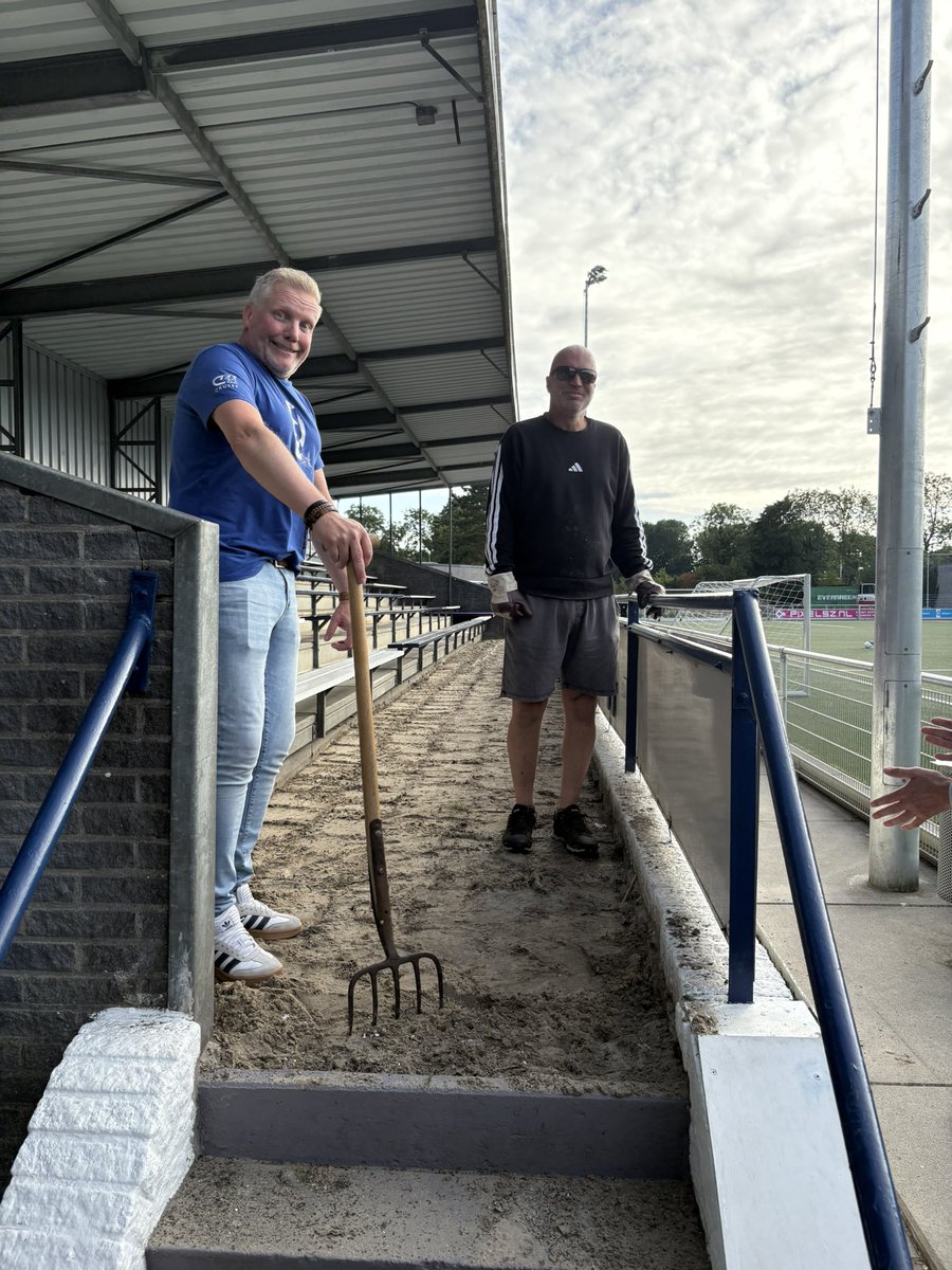 Morgen gaan we nieuwe tegels op de tribune leggen. Vanavond heeft een flinke groep de oude tegels verwijderd waardoor het in een kwartier klaar was. #clubvoorhetleven