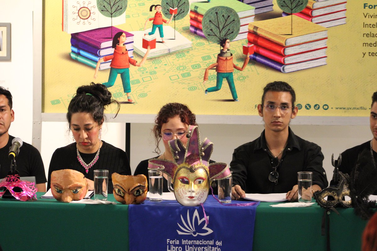 EditorialUV's tweet photo. En alianza con @AquelarreEd publicamos El emperador de la Luna, de Aphra Behn y gracias al talento de actores y actrices de CAP Teatro disfrutamos de esta obra en #FILU2025
Compartimos el video y fotografías tomadas por Aldair Pérez Ixtla.
▶️ https://t.co/8dHRyxVtZu
#EditorialUV https://t.co/xWq8yIKAUS