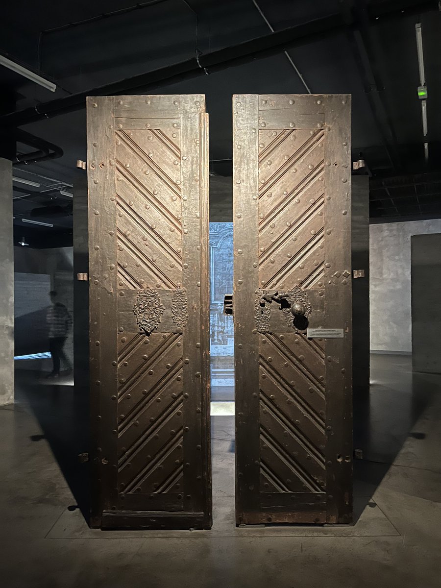 The Lidice Memorial exhibition offers space for quiet reflection. The texts are short, clear, and not overwhelming, complemented by photos and films. Foreign language versions have errors but remain understandable. Recommend also visiting the crypt on Resslova St.
#LidiceMemorial