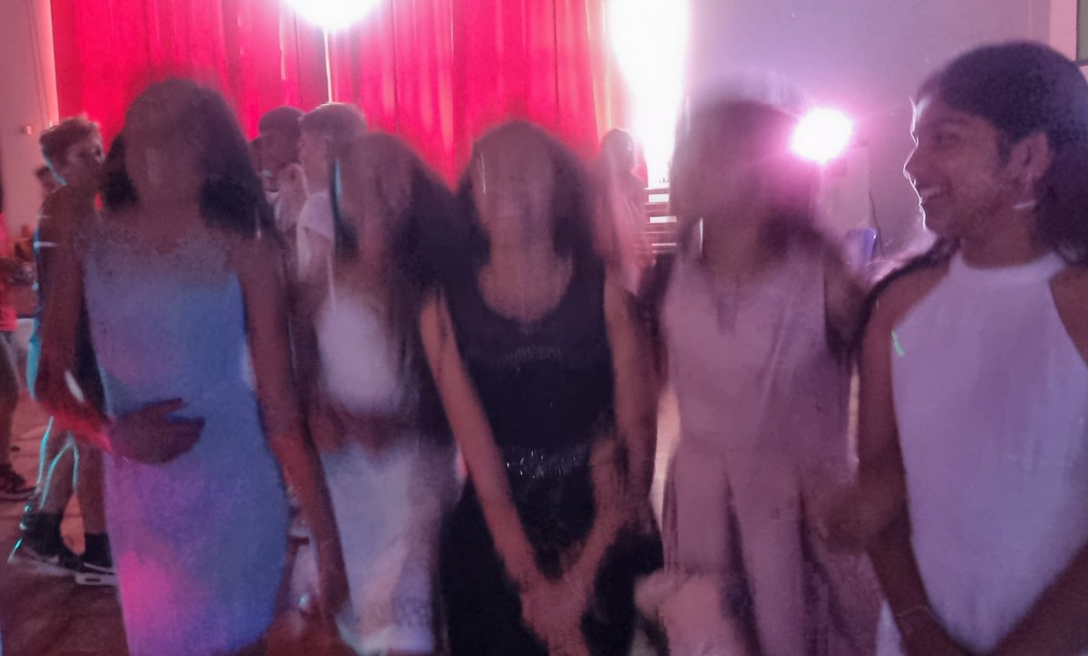 MissPodroBH's tweet image. Year 6 disco: where the photos are fuzzy but the memories last forever๐ชฉโค๏ธ @busheyheathjm