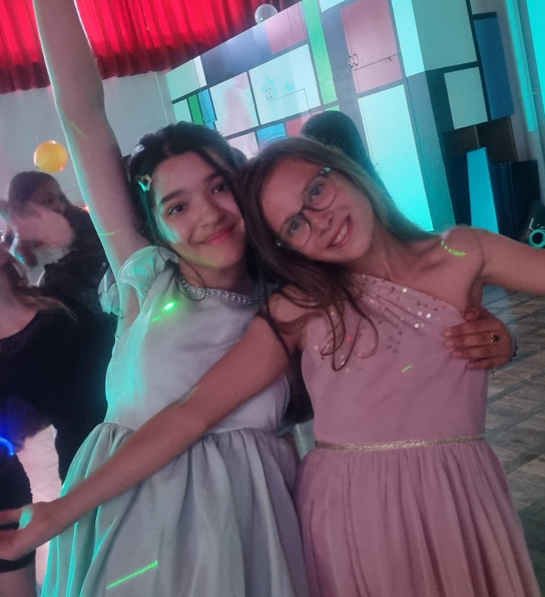 MissPodroBH's tweet image. Year 6 disco: where the photos are fuzzy but the memories last forever๐ชฉโค๏ธ @busheyheathjm