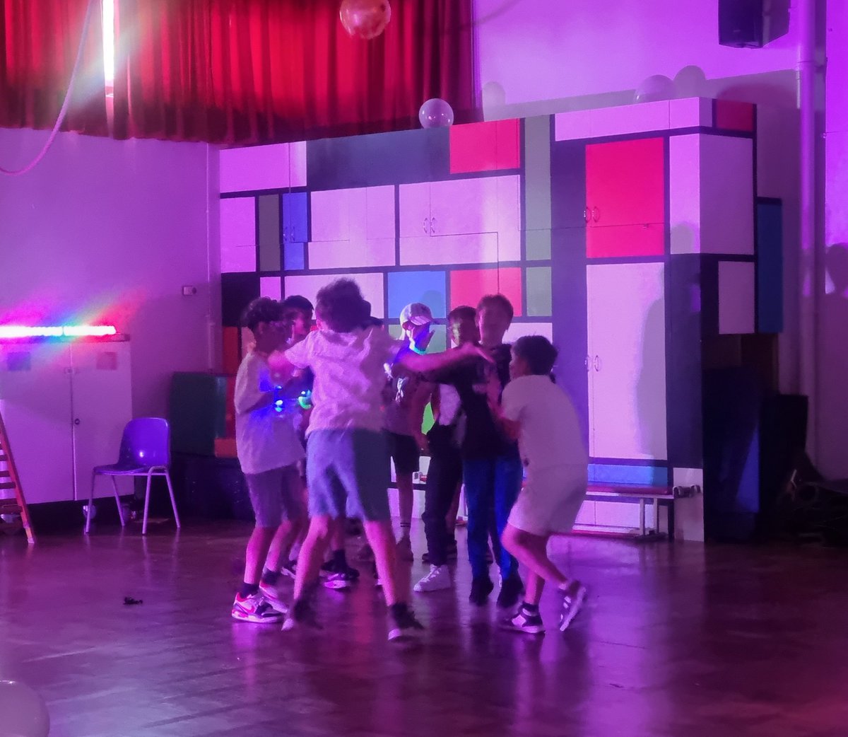 MissPodroBH's tweet image. Year 6 disco: where the photos are fuzzy but the memories last forever๐ชฉโค๏ธ @busheyheathjm