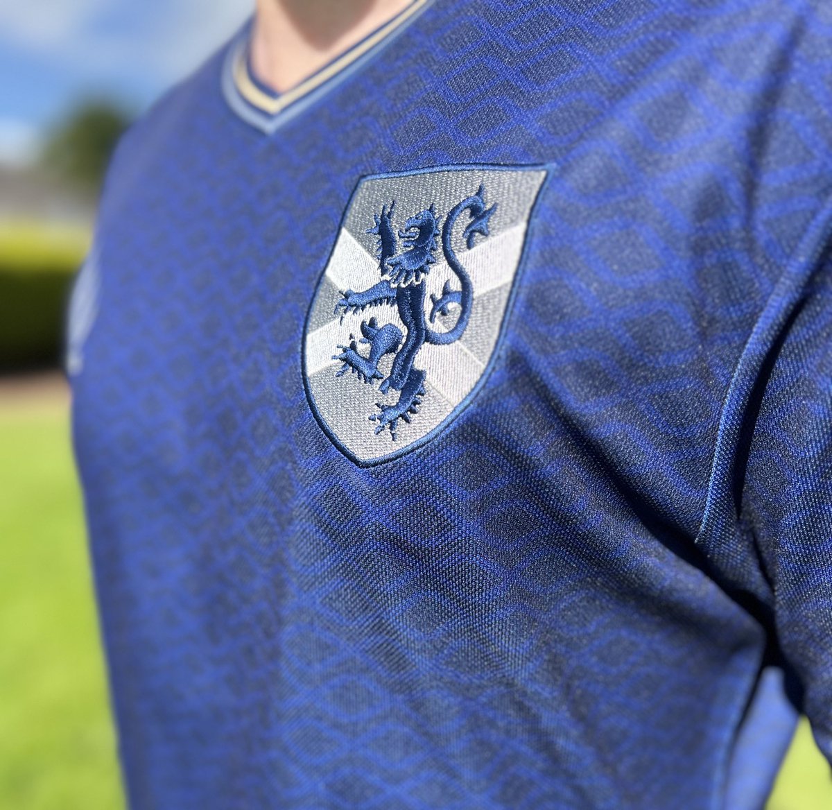 burnssportswear's tweet image. 🏴󠁧󠁢󠁳󠁣󠁴󠁿 The Rampant Scotland Shirt 🏴󠁧󠁢󠁳󠁣󠁴󠁿

Available now!

The Rampant Scotland Shirt symbolises Scotland with a pattern of repeating St Andrews crosses. Made from high-quality materials, this shirt showcases a classy design with gold and silver details. Show your support for Scotland…