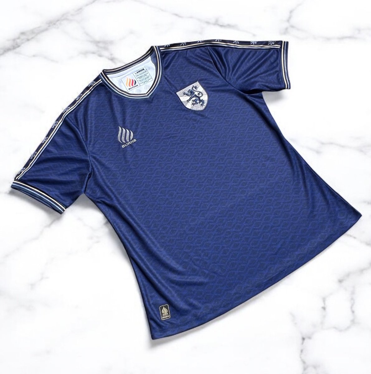 burnssportswear's tweet image. 🏴󠁧󠁢󠁳󠁣󠁴󠁿 The Rampant Scotland Shirt 🏴󠁧󠁢󠁳󠁣󠁴󠁿

Available now!

The Rampant Scotland Shirt symbolises Scotland with a pattern of repeating St Andrews crosses. Made from high-quality materials, this shirt showcases a classy design with gold and silver details. Show your support for Scotland…