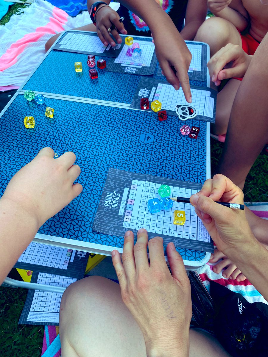 Ojo que Panda Royale está triunfando como juego piscinero. Al fin y al cabo solo son dados (y la hoja de puntos). Aquí jugando con grupo grande 🎲 🐼