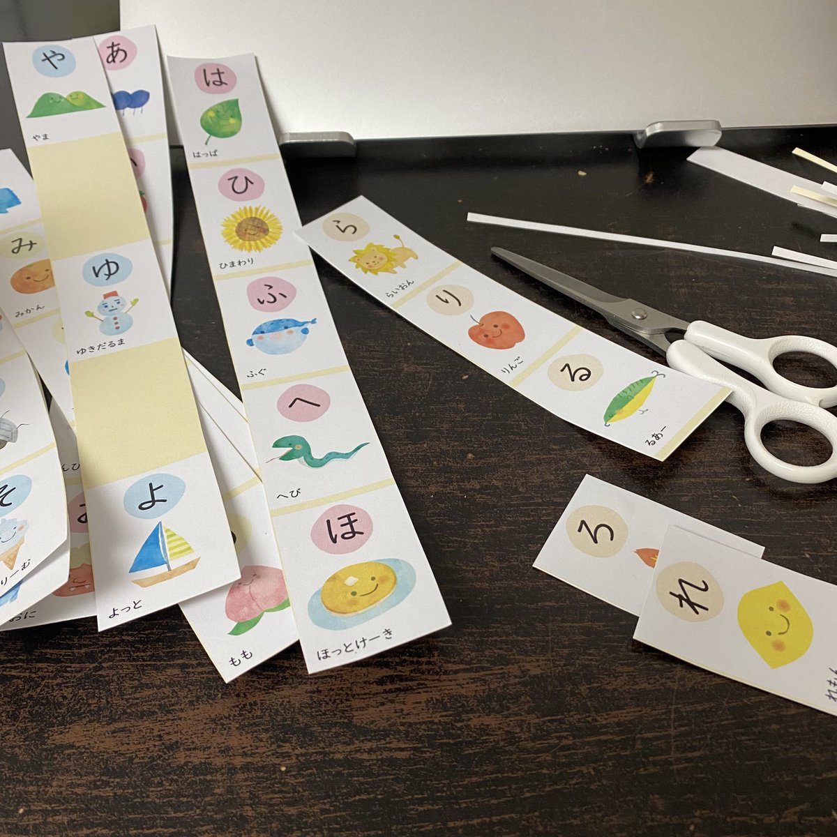 ベビーシッターのご家庭で日本語レッスン頼まれてるんだけど、7歳女の子の覚えが早すぎてどんどん増えてく教材🤭♡♥︎
#カナダワーホリ