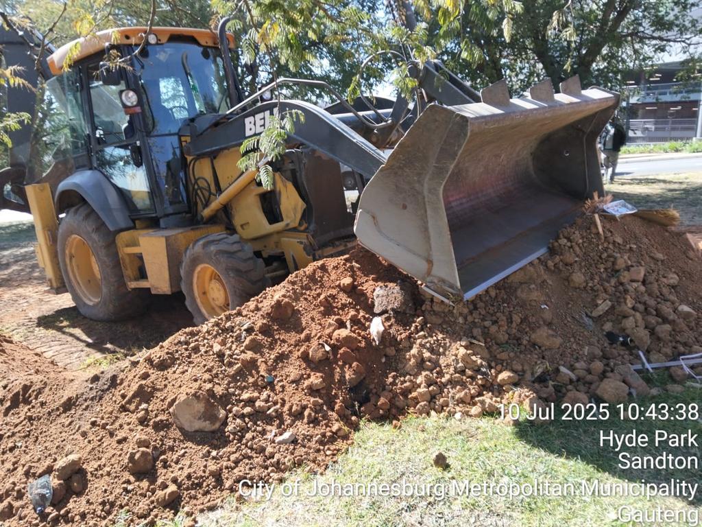 CrumRegionB's tweet image. In addition to tackling potholes, various service delivery breakdowns were attended to; ensuring a cleaner, safer, and more responsive City. @CityofJoburgZA @MyJRA
@CRUM_CoJ @CleanerJoburg @JoburgParksZoo @JoburgMPD @DadaMorero #JoburgReimagined
