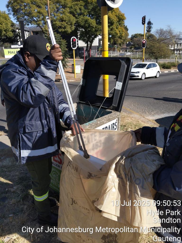 CrumRegionB's tweet image. In addition to tackling potholes, various service delivery breakdowns were attended to; ensuring a cleaner, safer, and more responsive City. @CityofJoburgZA @MyJRA
@CRUM_CoJ @CleanerJoburg @JoburgParksZoo @JoburgMPD @DadaMorero #JoburgReimagined