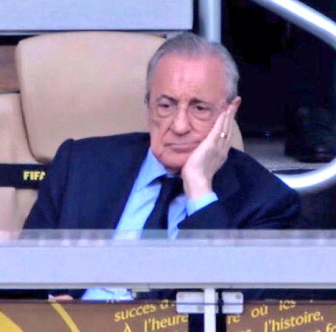 این بشر اگر برای تصمیمات درستش کردیت میگیره باید اشتباهاتش هم به روش آورده بشه.
اینکه برا امباپه این همه سال صبر کنی و بازسازی تیم رو عقب بندازی و آخر سر هم لاکپشت خان برات ایگو بازی در بیاره جوری که با یکبار فیکس شدن تیم رو به وسط فصل پیش ببره، مقصر اصلیش همین بشره