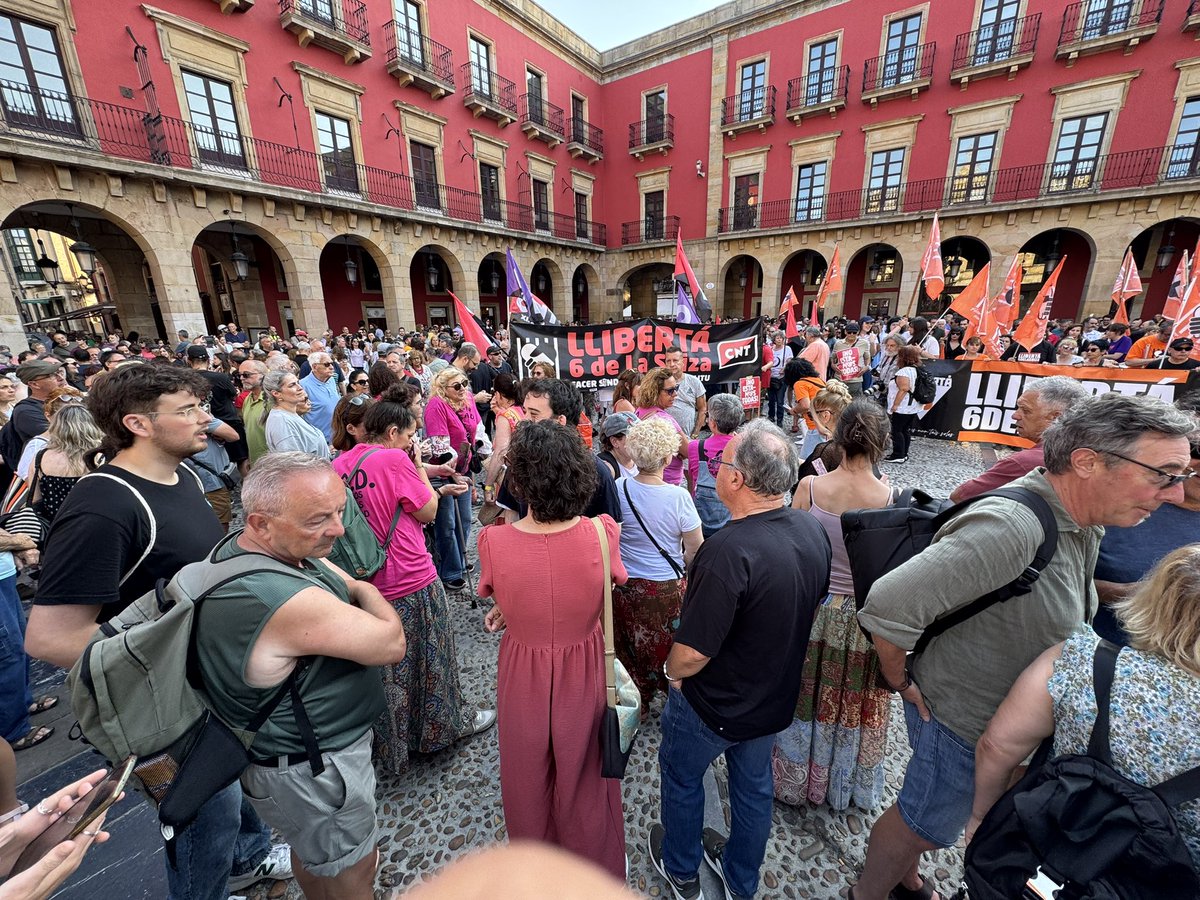 En #Xixón para exigir justicia, esa justicia que no ha amparado a #las6delasuiza que hoy han entrado en prisión, a pesar del respaldo de la sociedad asturiana y de sus instituciones: la defensa derechos los derechos y el sindicalismo no pueden ser delito. #Libertad #Justicia