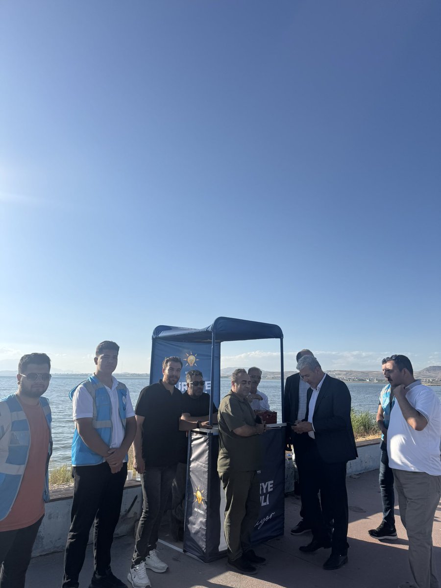 AK Gençlik Tuşba 🇹🇷 (@tusbagenclik) on Twitter photo İlçe Başkanımız Ümit Kanan ve Yönetim kurulu üyelerimiz,
Yaptığımız Üye Stand çalışmalarımız ziyaret ederek, yeni üye çalışmalarına destek verdiler.
<a href="/avyusufibis/">Yusuf İBİŞ</a> <a href="/ArvasAbdulahat/">Abdulahat Arvas</a> <a href="/umitkanan72/">Ümit KANAN</a> <a href="/gultepeburak/">Burak Gültepe</a> <a href="/Onur__BASTUG/">Muhammed Onur BAŞTUĞ</a> İlçe Başkanımız Ümit Kanan ve Yönetim kurulu üyelerimiz,
Yaptığımız Üye Stand çalışmalarımız ziyaret ederek, yeni üye çalışmalarına destek verdiler.
<a href="/avyusufibis/">Yusuf İBİŞ</a> <a href="/ArvasAbdulahat/">Abdulahat Arvas</a> <a href="/umitkanan72/">Ümit KANAN</a> <a href="/gultepeburak/">Burak Gültepe</a> <a href="/Onur__BASTUG/">Muhammed Onur BAŞTUĞ</a>