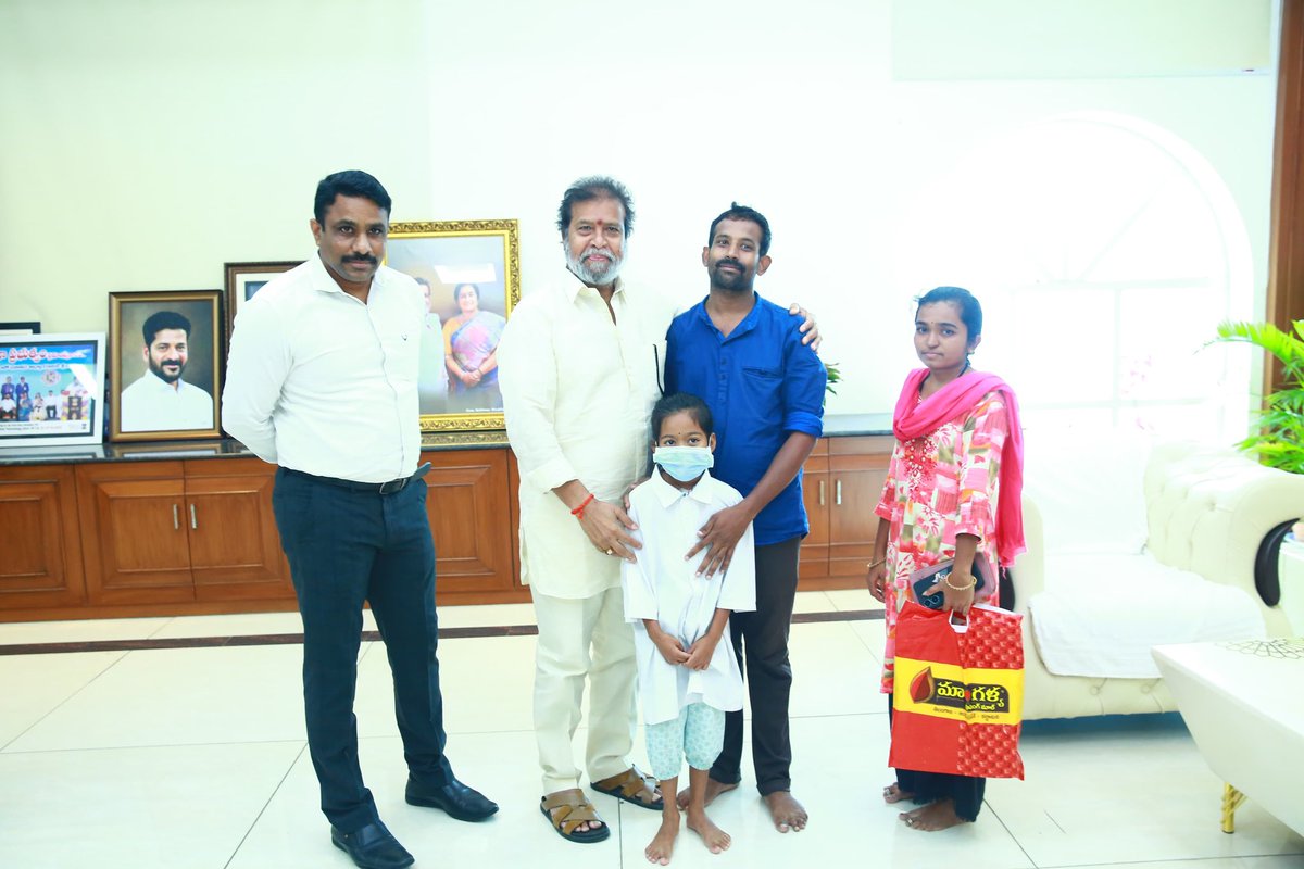 Tharun Reddy (@tarunkethireddy) on Twitter photo అరుదైన గుండె సంబంధిత వ్యాధితో బాధపడుతున్న కర్ణాటక రాష్ట్రానికి చెందిన ఎనిమిదేళ్ల చిన్నారికి హైదరాబాద్ నిమ్స్ ఆసుపత్రిలో ఉచితంగా హార్ట్ ఆపరేషన్ చేయించిన మంత్రి <a href="/DamodarCilarapu/">Damodar Raja Narasimha</a>
పాప పూర్తిగా కోలుకోవడంతో మంత్రిని కలిసి
కృతజ్ఞతలు తెలిపిన చిన్నారి తల్లిదండ్రులు అరుదైన గుండె సంబంధిత వ్యాధితో బాధపడుతున్న కర్ణాటక రాష్ట్రానికి చెందిన ఎనిమిదేళ్ల చిన్నారికి హైదరాబాద్ నిమ్స్ ఆసుపత్రిలో ఉచితంగా హార్ట్ ఆపరేషన్ చేయించిన మంత్రి <a href="/DamodarCilarapu/">Damodar Raja Narasimha</a>
పాప పూర్తిగా కోలుకోవడంతో మంత్రిని కలిసి
కృతజ్ఞతలు తెలిపిన చిన్నారి తల్లిదండ్రులు