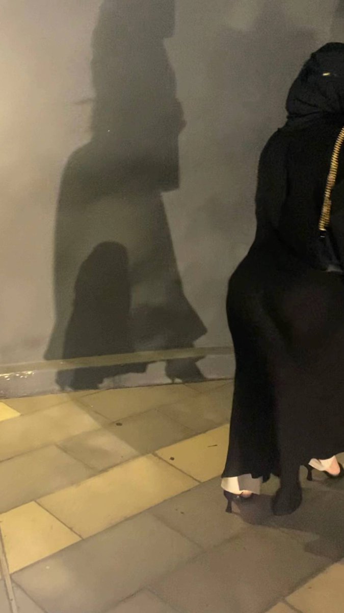 خالتي نوال حتى وهي متغطيه جسمها فضيحة حتى ظلها فضيحة بالسوق زحمه وذا منظرها والناس كلها تناظر اذا مرت من جنبهم🫣🥵😵‍💫