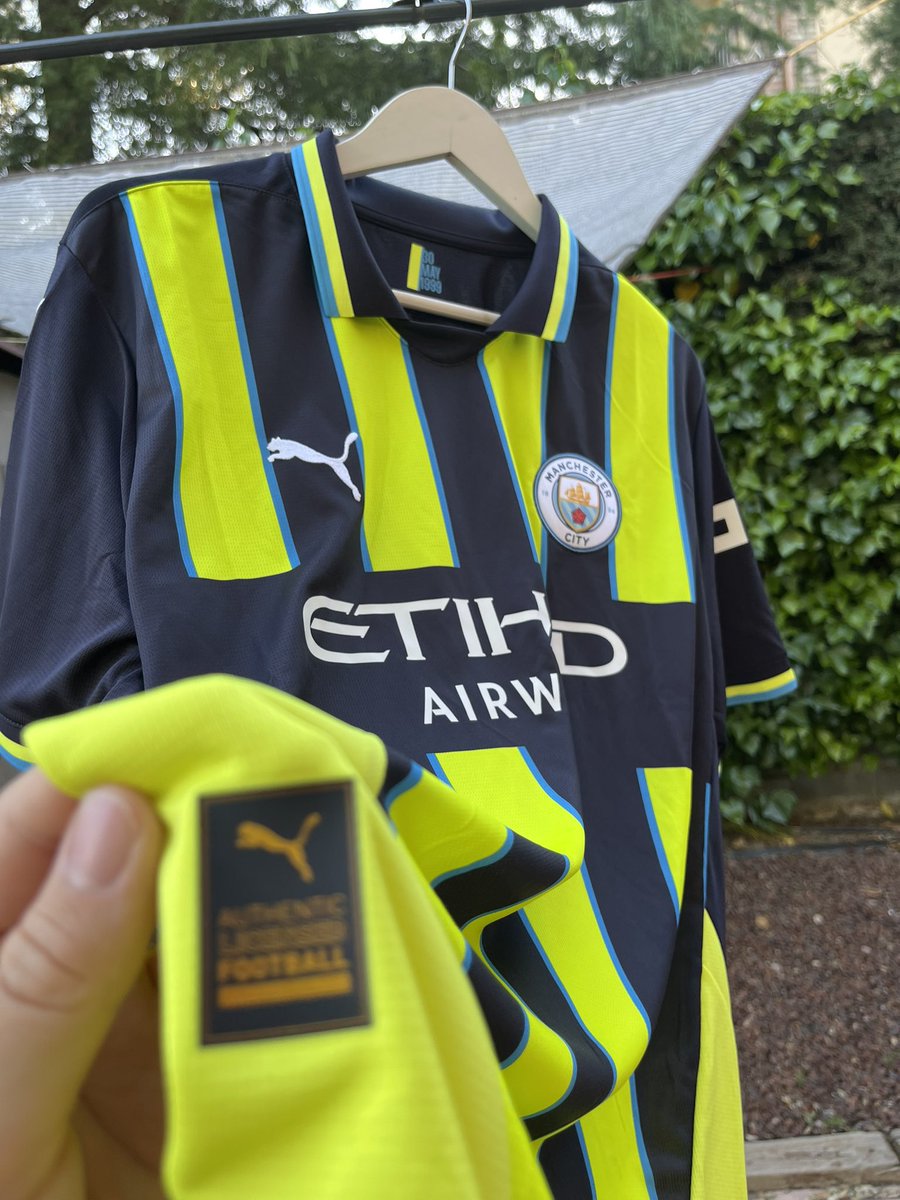 FerCamisYFutbol's tweet photo. 🇬🇧⚡ CAMISETA MANCHESTER CITY 2024/25 • TERCERA EQUIPACIÓN • FAN VERSION • TALLA XL

🟡⚫ Los detalles flúor sobre negro le dan ese aire rompedor que tanto caracteriza al City en sus últimas temporadas.

💬 ¿Qué os parece esta tercera equipación? ¿Top o flop?

#ManchesterCity https://t.co/MbRf21k57J
