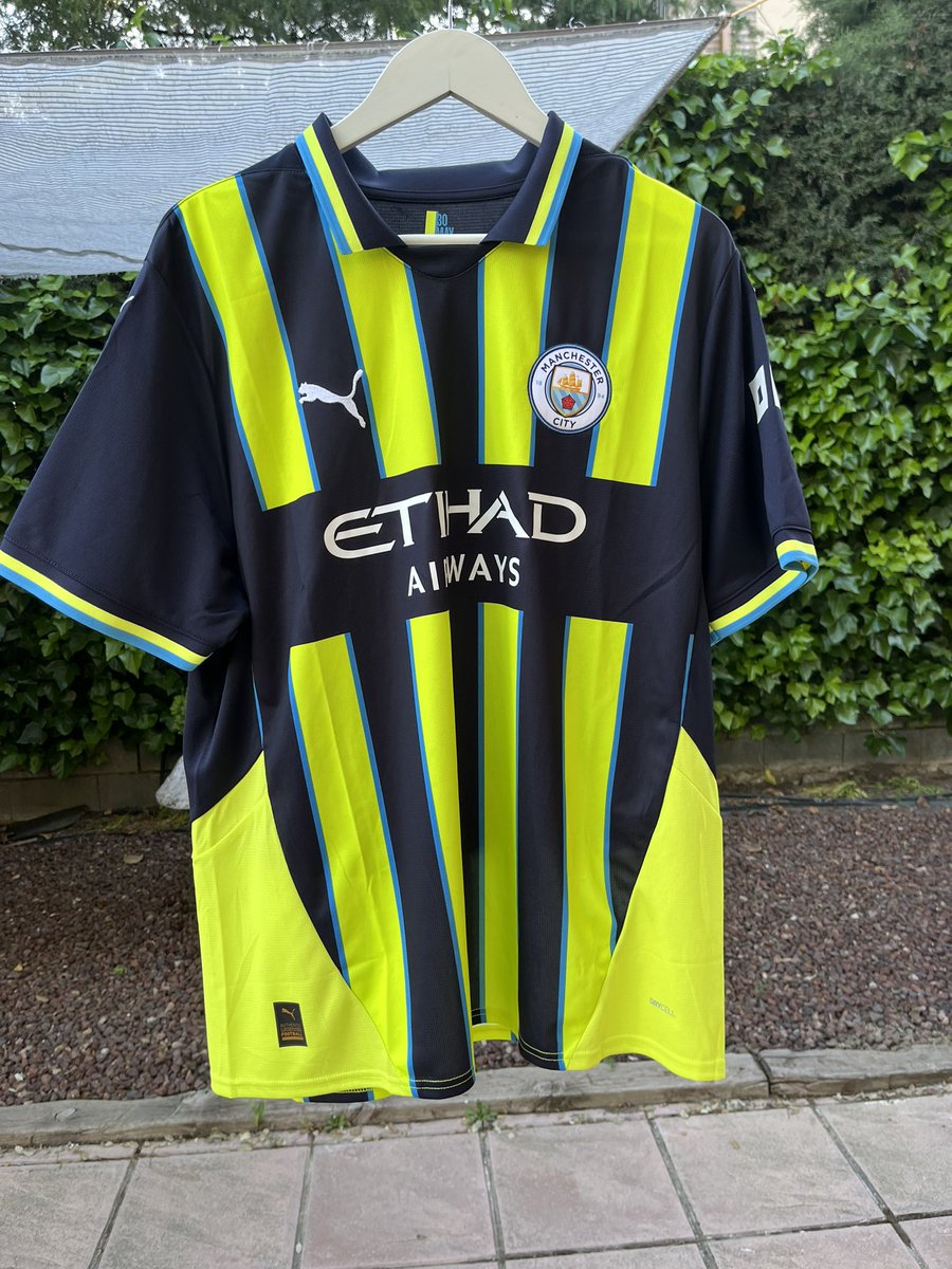 FerCamisYFutbol's tweet photo. 🇬🇧⚡ CAMISETA MANCHESTER CITY 2024/25 • TERCERA EQUIPACIÓN • FAN VERSION • TALLA XL

🟡⚫ Los detalles flúor sobre negro le dan ese aire rompedor que tanto caracteriza al City en sus últimas temporadas.

💬 ¿Qué os parece esta tercera equipación? ¿Top o flop?

#ManchesterCity https://t.co/MbRf21k57J