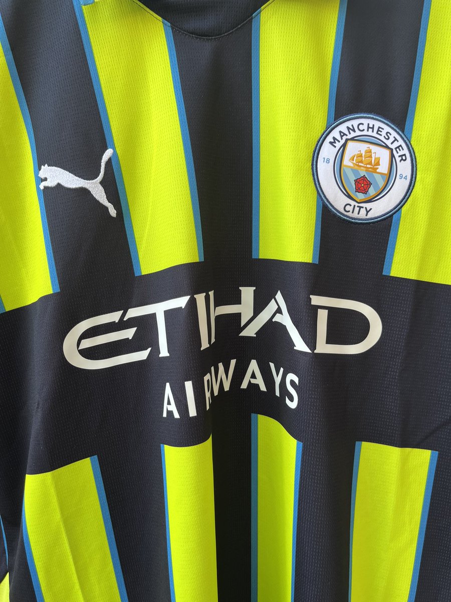 FerCamisYFutbol's tweet photo. 🇬🇧⚡ CAMISETA MANCHESTER CITY 2024/25 • TERCERA EQUIPACIÓN • FAN VERSION • TALLA XL

🟡⚫ Los detalles flúor sobre negro le dan ese aire rompedor que tanto caracteriza al City en sus últimas temporadas.

💬 ¿Qué os parece esta tercera equipación? ¿Top o flop?

#ManchesterCity https://t.co/MbRf21k57J