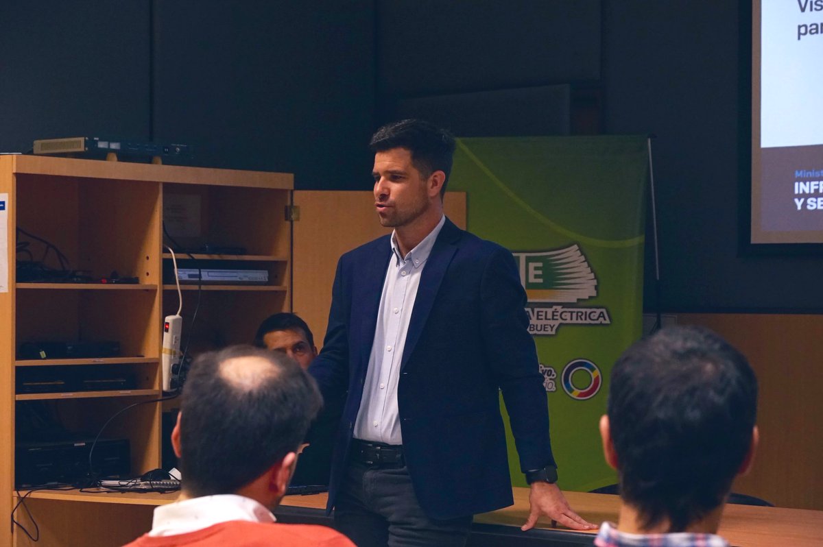 MinCoopCba's tweet image. ⚡️La Cooperativa Eléctrica de #MonteBuey reunió a actores clave para debatir el futuro energético con foco en innovación y desarrollo local.
Un paso firme del cooperativismo hacia una transición energética con arraigo territorial y visión productiva.
#SeguimosHaciendo