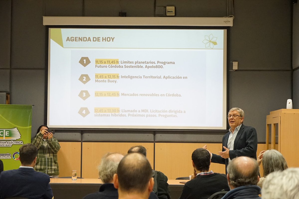 MinCoopCba's tweet image. ⚡️La Cooperativa Eléctrica de #MonteBuey reunió a actores clave para debatir el futuro energético con foco en innovación y desarrollo local.
Un paso firme del cooperativismo hacia una transición energética con arraigo territorial y visión productiva.
#SeguimosHaciendo