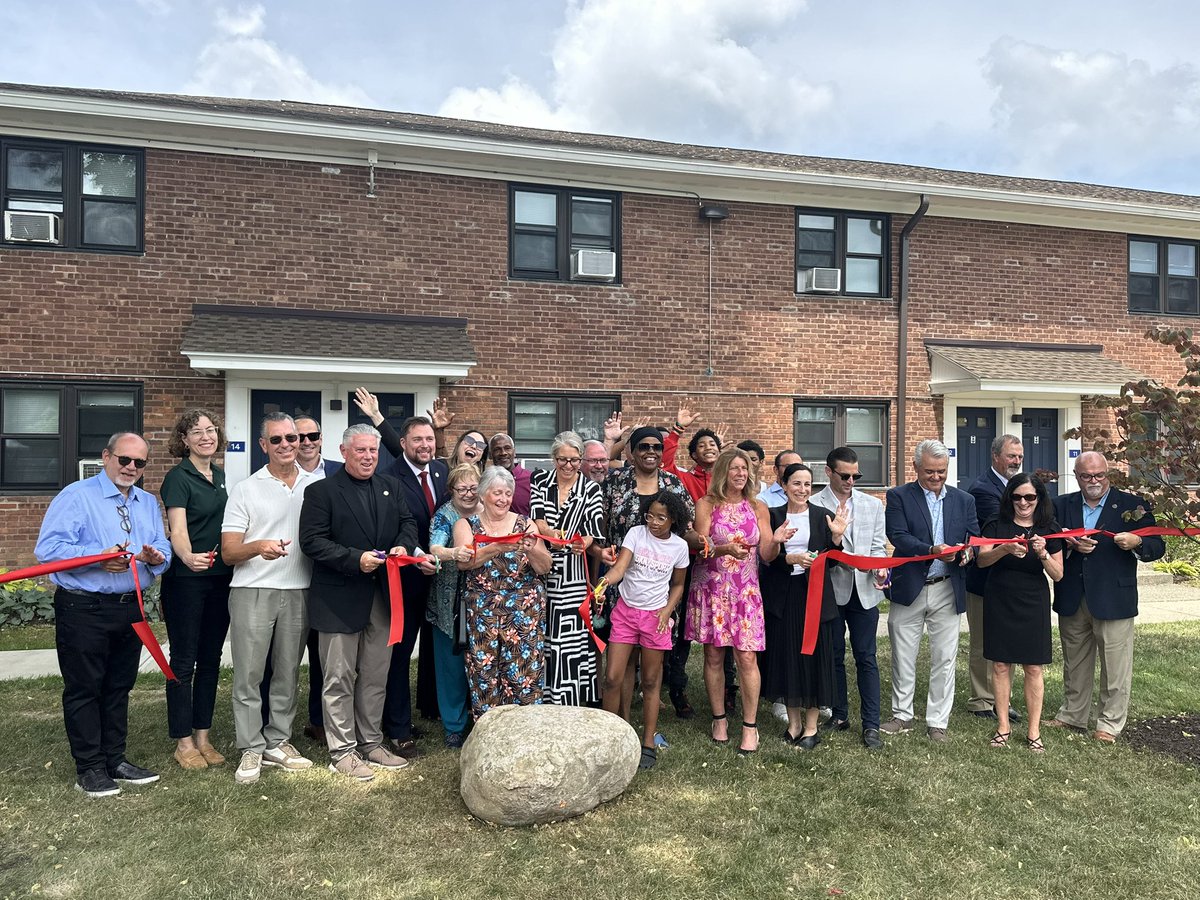 TroyCityHall's tweet image. 🏘️ We cut the ribbon on the newly renovated Griswold Heights - 391 units of safe, affordable housing that are helping revitalize Troy!
Huge thanks to @NYSHCR, HUD, our state reps, and the Troy Housing Authority for investing in our community. 💪