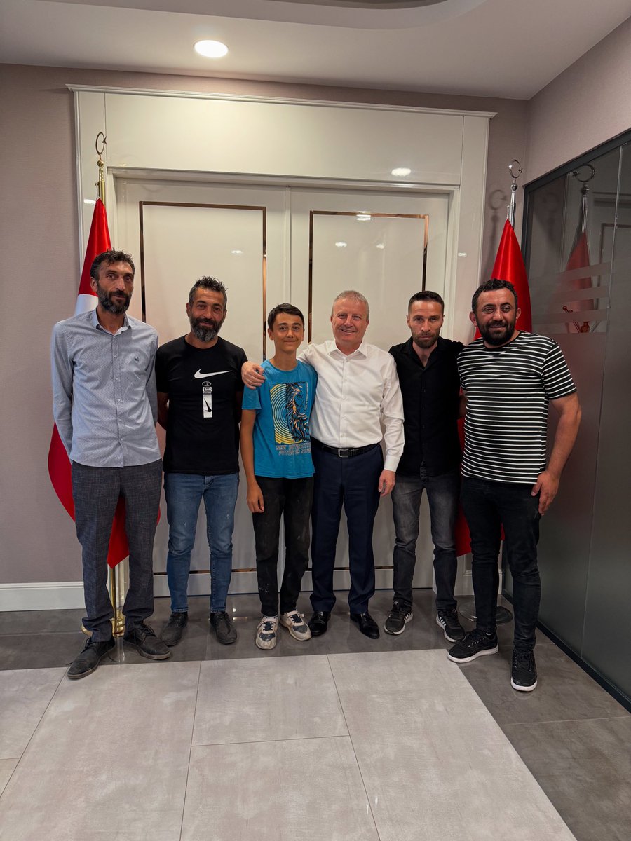 Melekten huriden kılmandan üstün,
Sakın ha insana olmasın kastın,
Halka hizmet et Hak olsun dostun,
Sevgi saygı göster sarıl insana.
Yoksul Derviş

Memleketten mahallemizin gençleri gelmiş, hoş gelmişler, safalar getirmişler. Derecesiz mutlu olduk. #önceinsan