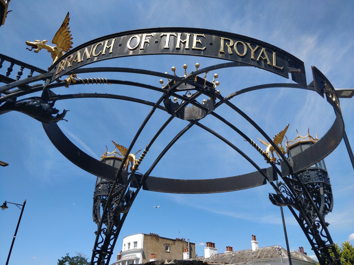 richmondsociety's tweet image. We’re pleased to see action after the Society raised the issue of the RSPCA cattle fountain at the top of the Hill.
The monument was badly damaged last October. @LBRUT has now arranged for the broken section to be taken away to prevent further damage and assess for repairs.