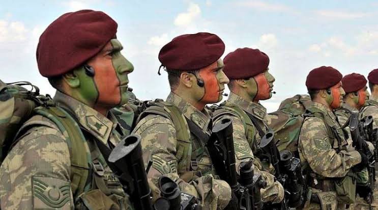 Madem torba yasa çıkıyor, bu kez içine Astsubayların yıllardır beklediği hakları da koyun.
Emeklilikte, tazminatta, görevde eşitlik istiyoruz!
#AstsubayHaklarıTorbaya