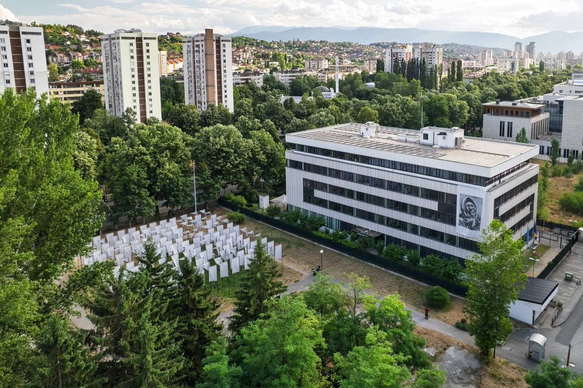 MacdonaldIngrid's tweet image. Honoured to join the @ArsAevi Museum of Contemporary Art in exhibiting the iconic 'Mother of Srebrenica' photograph by renowned 🇧🇦 artist Almin Zrno on the façade of the 🇺🇳 House in Sarajevo. A powerful tribute to the courage and resilience of Srebrenica’s mothers. 🕊️